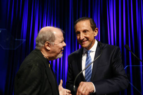 Duda Mendonça e Paulo Skaf em 2014 durante intervalo de debate com candidatos ao governo de São Paulo Duda Mendonça e Paulo Skaf em 2014 durante intervalo de debate com candidatos ao governo de São Paulo
