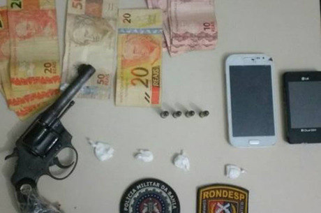 O trio estava com um revólver, quatro cartuchos intactos, dois celulares, um relógio, quatro petecas de cocaína, R$ 250,00 e um Notebook