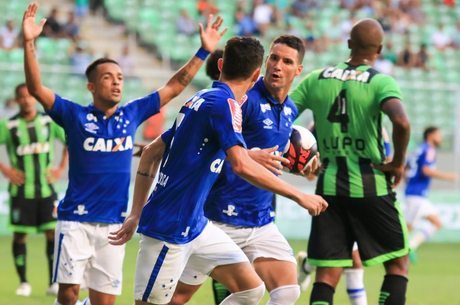 Thiago Neves comemora o gol marcado pelo Cruzeiro
