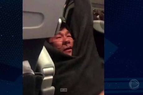 David Dao foi hospitalizado após a polícia de aviação de Chicago arrastá-lo para fora do avião