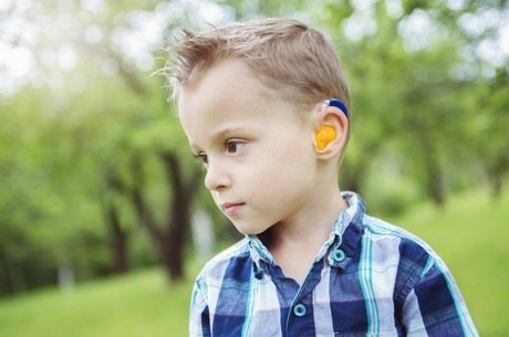 Perda auditiva afeta desenvolvimento da criança de várias formas