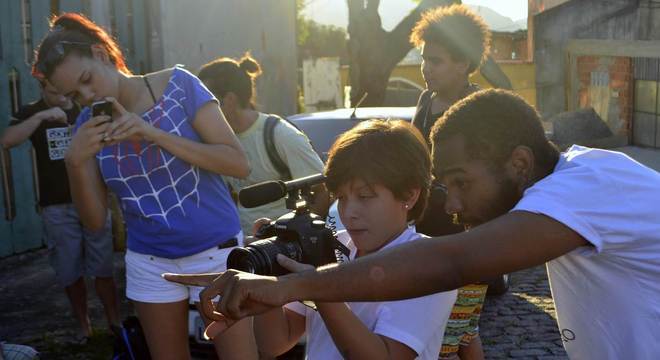 Cinemaneiro leva conhecimento técnico para produção de filmes para favelas cariocas