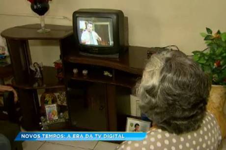 Moradora de Belo Horizonte instalou um conversor digital no aparelho de TV antigo Moradora de Belo Horizonte instalou um conversor digital no aparelho de TV antigo