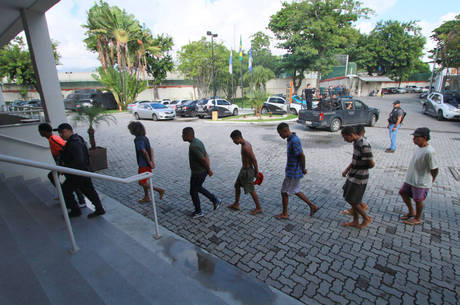 Agentes cumprem 28 mandatos de prisão na Baixada Fluminense Agentes cumprem 28 mandatos de prisão na Baixada Fluminense