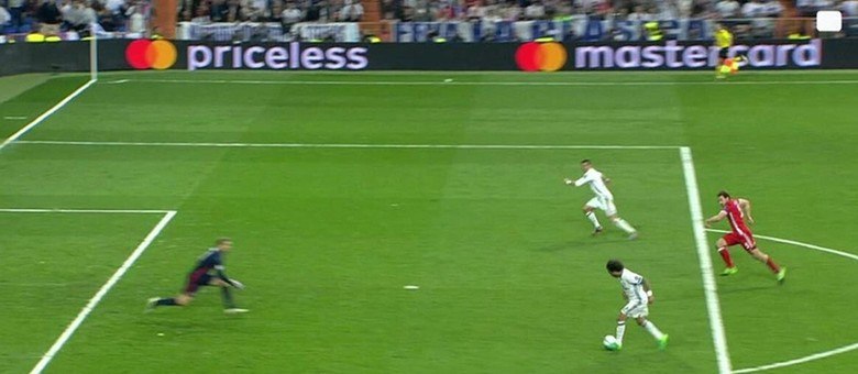 Marcelo faz jogada extraordinária e toca na medida para Cristiano Ronaldo fazer o terceiro, também impedido