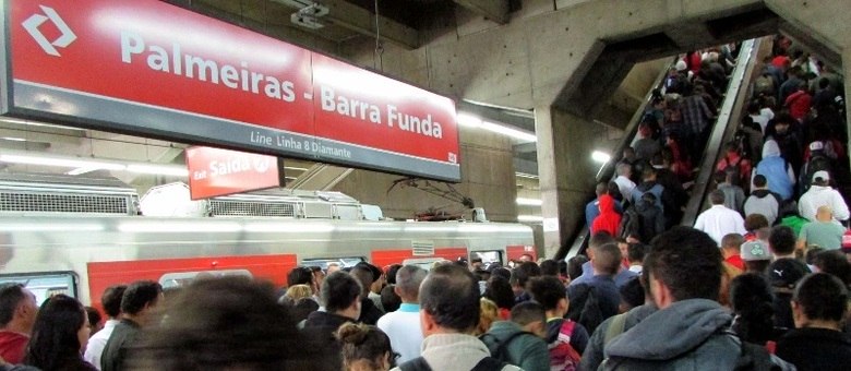 Usuários da CPTM e do Metrô ainda sofrem os reflexos de falha que paralisou circulação de trens hoje de manhã