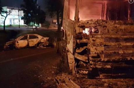Imagens do jornal ABC Color mostram veículos queimados nas ruas de Ciudad del Este