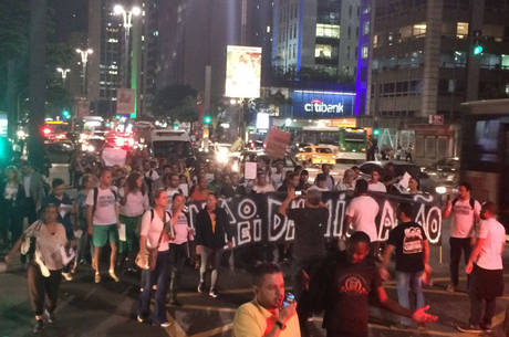 Grupo marchou pela avenida Paulista, da Fundação Cásper Líbero até a Consolação Grupo marchou pela avenida Paulista, da Fundação Cásper Líbero até a Consolação