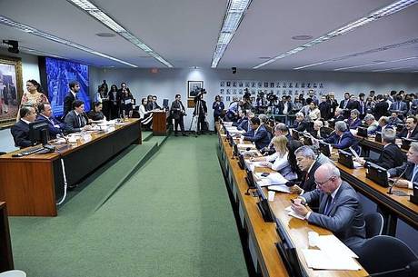 Comissão aprovou texto da reforma trabalista Comissão aprovou texto da reforma trabalista