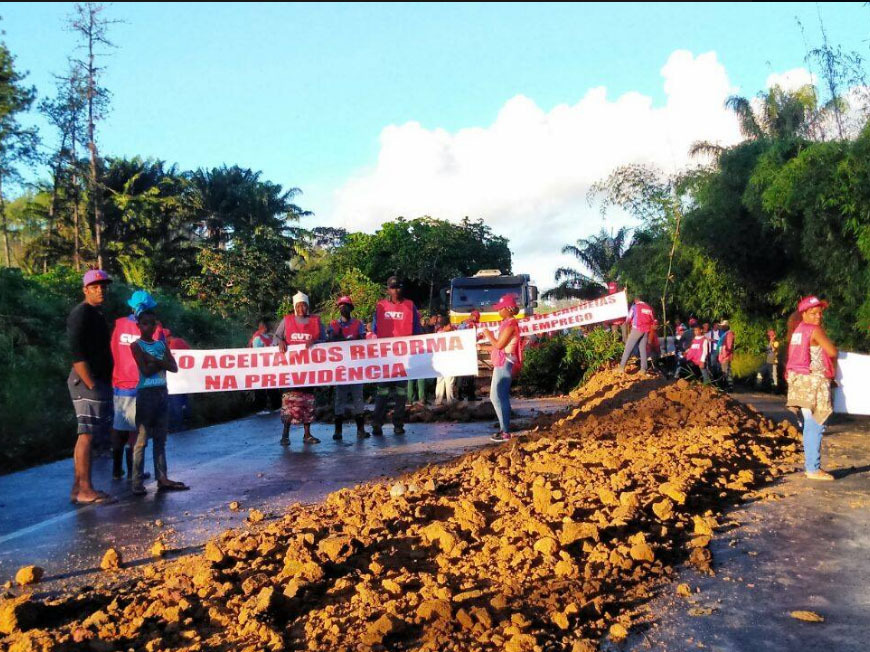 Viatura da PM tem pneu furado durante manifestações de trabalhadores -  Notícias - R7 Bahia