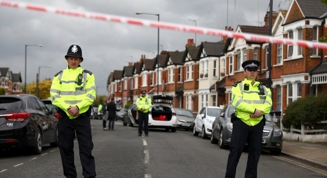 Policiais cercam casa no norte de Londres
