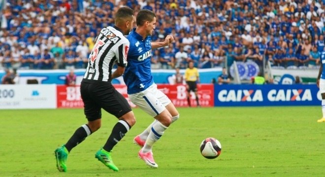 Thiago Neves foi bem marcado pelos jogadores do Galo e teve dificuldades na criação