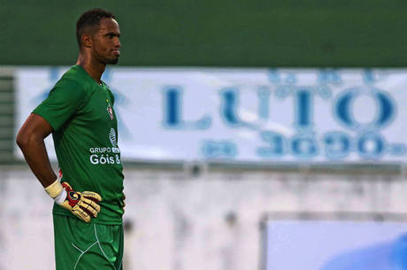 O goleiro, acusado pelo assassinato da ex-namorada, com a camisa do Boa Esporte, em Varginha