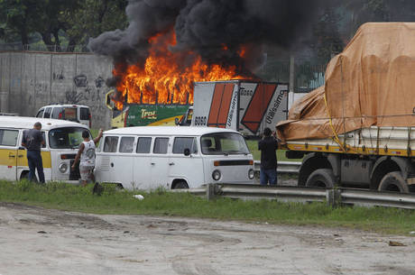 Nove ônibus foram incendiados na avenida Brasil na terça-feira Nove ônibus foram incendiados na avenida Brasil na terça-feira