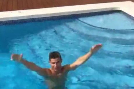 Cristiano Ronaldo aparece na piscina para comemorar seguidores