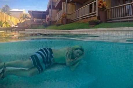 Whindersson Nunes E Fotografado Dormindo Dentro De Piscina Entretenimento R7 Famosos E Tv