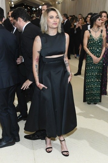 J&aacute; para&nbsp; Metropolitan Museum of Art em Nova York, evento realizado no dia 1/5, que marcou a&nbsp; abertura da exposi&ccedil;&atilde;o anual do Costume Institute, cujo tema deste ano &eacute; a&nbsp;estilista japonesa Rei Kawakubo, da Comme des Gar&ccedil;ons, Paris escolheu um look preto nada b&aacute;sico&nbsp;