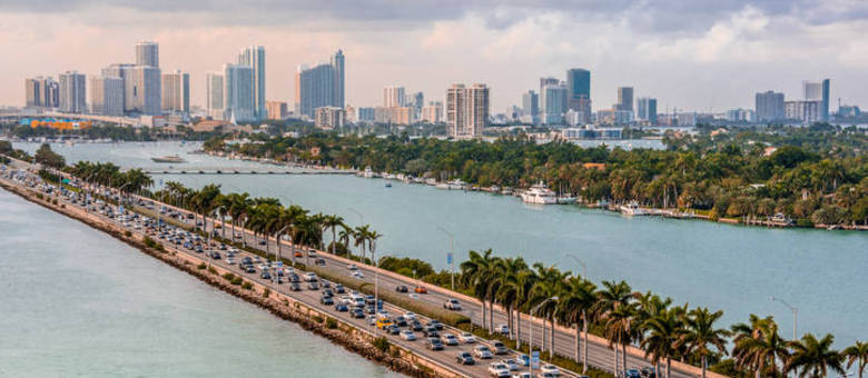 Fazer a travessia pela Biscayne Bay está entre os prazeres de dirigir pela cidade