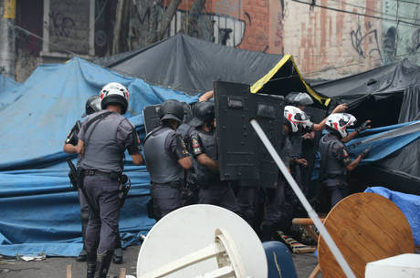 Policiais em ação dentro do "fluxo" na Cracolândia Policiais em ação dentro do "fluxo" na Cracolândia