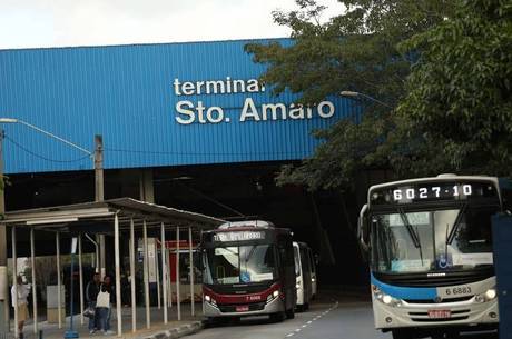 Movimentação de ônibus no terminal Santo Amaro
