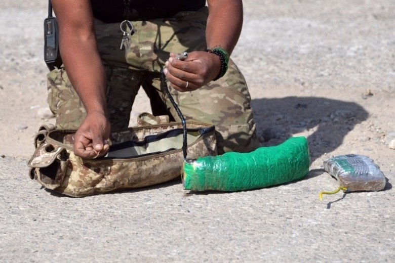 1) Danos causados pela penetração de objetosA técnica é utilizada principalmente quando o terrorista tem o objetivo de ferir civis, uma vez que soldados em zonas de guerra sempre vestem itens de proteção como coletes e capacetes, explicou Klein.— Os ferimentos são semelhantes aos causados por tiros, com a diferença que eles também podem ser de diferentes tamanhos e os médicos também não conseguem prever qual a profundidade que o objeto chegou na pele da vítima