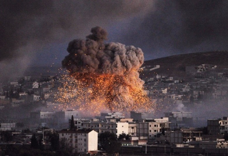 2) Danos causados pelo impacto da bombaNo momento da explosão da bomba, uma grande onda de pressão se espalha de onde ela estava localizada. Nesses casos, os ferimentos são menos evidentes e se manifestam algumas horas depois do ataque, permitindo até que a vítima ainda consiga caminhar, conforme explica Klein.— Os danos são mais internos, afetando principalmente os ouvidos, todo o sistema cardiovascular e o sistema nervoso central (CNS)