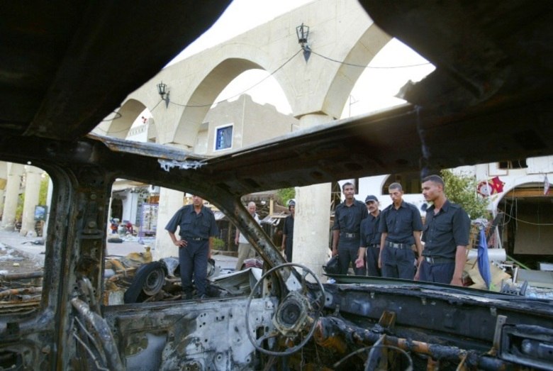 3) Danos causados pelo choque das vítimas com outros objetosQuando uma bomba explode, a pressão que atinge as vítimas faz com que elas sejam arremessadas contra paredes, por exemplo, e sofram fraturas graves. Mas além disso, objetos maiores também podem ser arremessados e as atingirem.— Esses ferimentos são bastante confundidos com os danos causados pela pressão da bomba, mas às vezes a vítima pode ter sido atingida por um objeto maior no peito