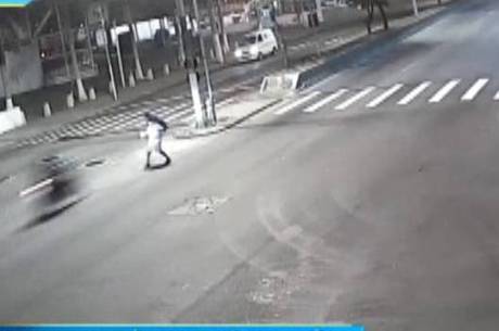 Vítima é atingida por moto em alta velocidade em Niterói Vítima é atingida por moto em alta velocidade em Niterói
