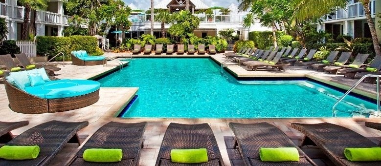 No calorão de Key West, a piscina vem como um oásis para relaxar no final de tarde do Margaritaville