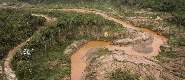 Mais de 30 bilhões de litros de lama devastaram margens de rios e afluentes Mais de 30 bilhões de litros de lama devastaram margens de rios e afluentes