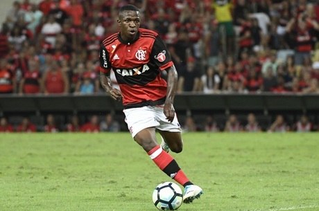 Vinícius Júnior estreou pelos profissionais no último sábado (13)