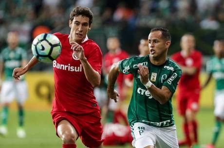 Rodrigo Dourado e Guerra disputam bola durante a partida