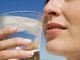 Beba água de forma fracionada: meio copo de hora em hora. Dê
preferência para temperatura fresca ou natural