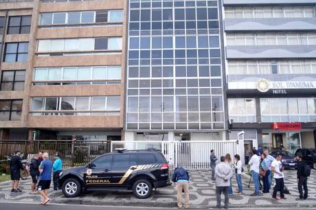 Polícia Federal ficou duas horas dentro no apartamento de Aécio Neves em Ipanema, no Rio de Janeiro 