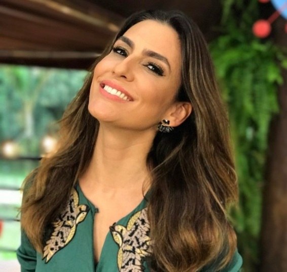 Ticiana &eacute; jornalista e, atualmente, apresenta o programa Duelo de M&atilde;es, no SBT