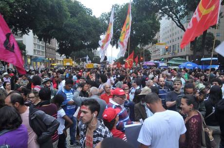 Cariocas se concentram na Candelária para protesto contra Temer
Cariocas se concentram na Candelária para protesto contra Temer