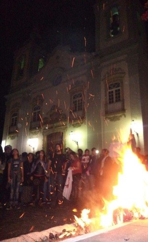 Manisfestantes queimaram boneco de Aécio Neves