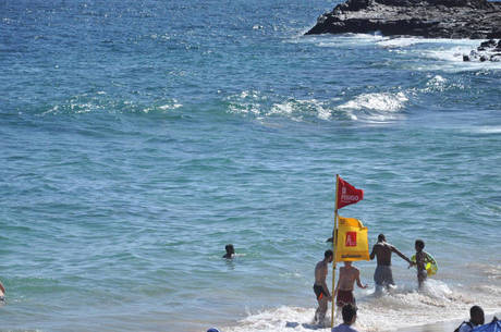 O mar revolto dificulta o trabalho dos salva-vidas
O mar revolto dificulta o trabalho dos salva-vidas