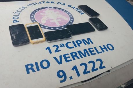 Seis celulares foram recuperados pelos policiais 