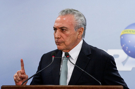 O avião com a comitiva de Michel Temer chegou ao aeroporto Zumbi dos Palmares por volta das 17h