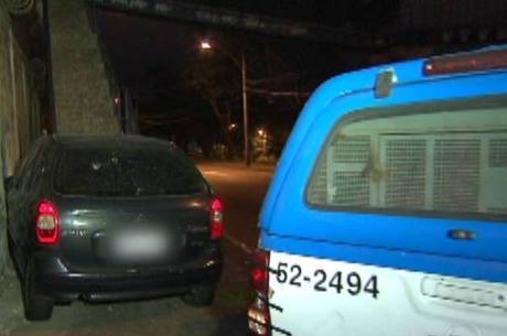 Após ser baleado, policial perdeu o controle do carro e se chocou contra parede Após ser baleado, policial perdeu o controle do carro e se chocou contra parede