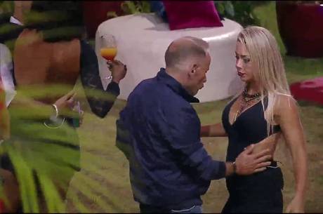 Aline e Rafael sensualizaram muito durante festa na mansão
Aline e Rafael sensualizaram muito durante festa na mansão