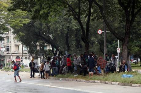 Grupos de usuários de craques se reuniram em pequenos grupos Grupos de usuários de craques se reuniram em pequenos grupos