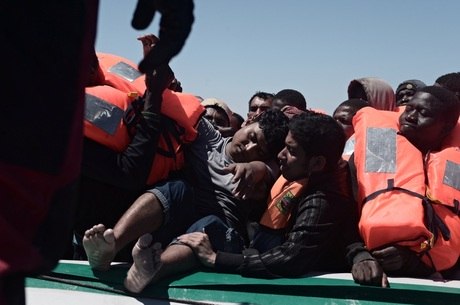 Refugiados resgatados pelas ONGs Médicos sem Fronteiras e SOO Mediterrâneo na semana passada
