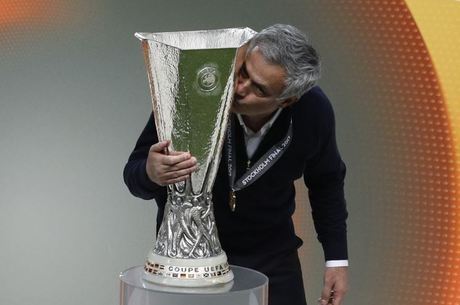 Técnico português José Mourinho beija a taça da Liga Europa

