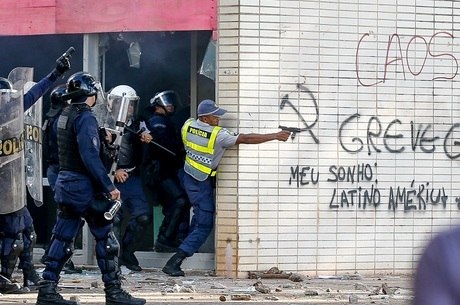 PM aponta arma de fogo contra manifestantes na quarta-feira