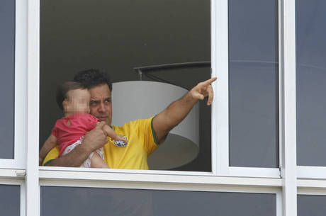 Aécio no apartamento da avenida Vieira Souto, no Rio de Janeiro, durante protesto contra Dilma Rousseff em 2015 Aécio no apartamento da avenida Vieira Souto, no Rio de Janeiro, durante protesto contra Dilma Rousseff em 2015