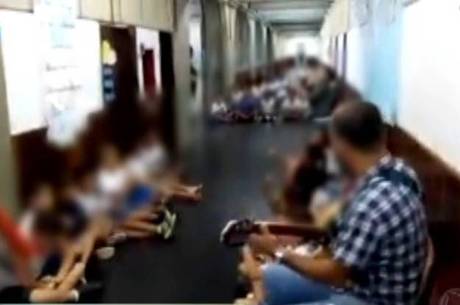 Professor ficou 40 min no corredor da escola com alunos Professor ficou 40 min no corredor da escola com alunos