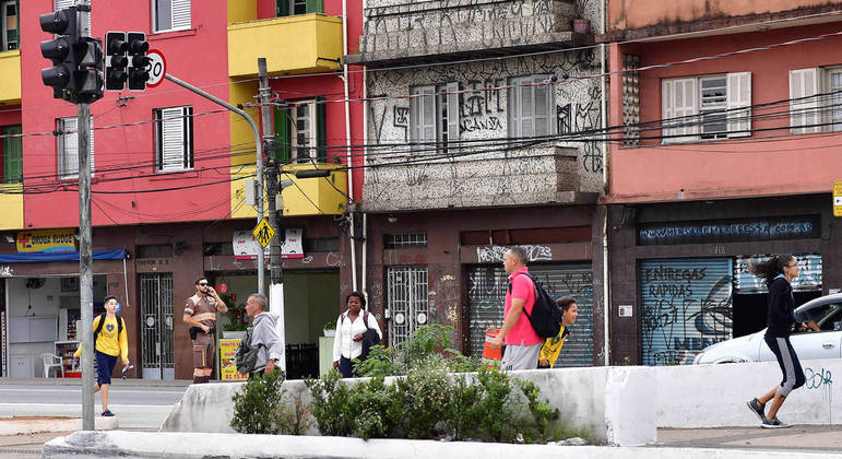 Com semáforos apagados, agentes da CET controlam passagem de pedestres no centro Com semáforos apagados, agentes da CET controlam passagem de pedestres no centro