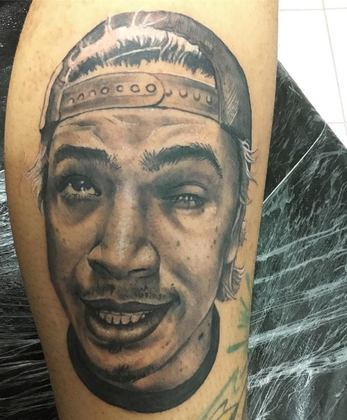 Paraense viraliza ao fazer tatuagem realista com o rosto de Helder